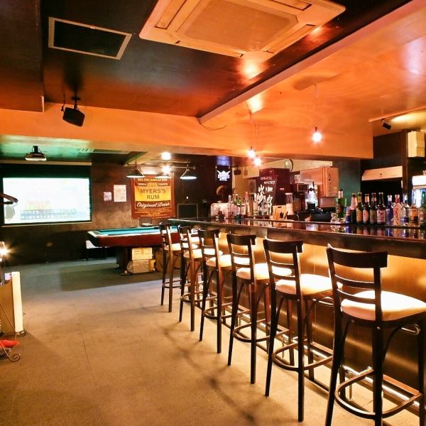 【設備充実!!パーティーや宴会に】広々とした店内は貸切パーティーにぴったり！さらに音響設備・大型プロジェクター・照明設備・ダーツ・ビリヤードなど充実の設備を完備しております。各種宴会やパーティーに!!貸切は20名～100名まで♪