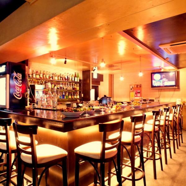 【デートにもおすすめ】当店にはおしゃれなバーカウンターも常備。バーテンダー自慢のカクテルを飲みながら是非デートをお楽しみください！もちろんおひとり様も大歓迎！