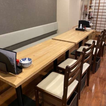 テーブル席は2～4名の利用にちょうど良く、友人同士の食事や軽めのグループ利用に向いています。唐揚げや角煮といったシェアしやすい料理がそろい、クラフトビールを囲みながら自然と会話が弾むレイアウトです。