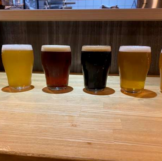 落ち着いた店内でクラフトビールを味わう大人のゆったりデートに