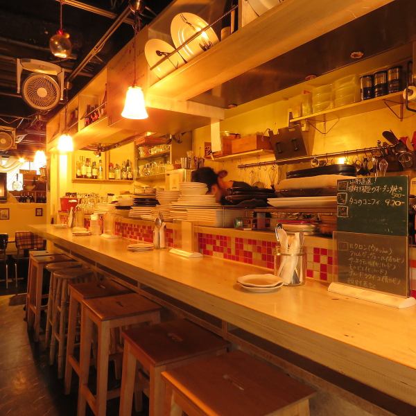 How about a counter seat for a little drink or a date ♪ Enjoy the staff cooking in front of you ♪