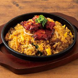 Spicy chicken bibimbap on an iron plate / Sakura shrimp and Kujo leek fried rice on an iron plate each