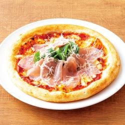 Prosciutto and baby leaf tomato sauce pizza