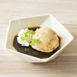 Coffee jelly and mochi with kinako ice cream / vanilla ice cream each