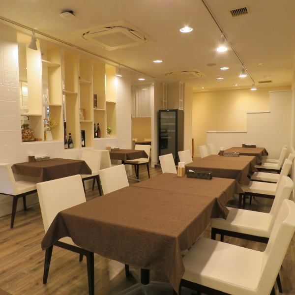 白を基調としたシンプルで清潔感のある広々とした店内は、訪れる人々に心地よい安らぎを提供します。洗練されたデザインが心地よい空間を作っています。明るく広々とした空間で、落ち着いた雰囲気の中、リラックスしながらお食事をお楽しみいただけます。友人や家族との大切なひとときをお過ごしになるのも◎