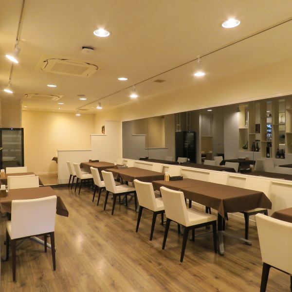 店内に入ると、一面の鏡が広がり、空間をより一層美しく演出しています。そして、ワインを美しく飾ったラックが、訪れる人々の目を楽しませるポイントになっています。個室も完備しているため、周囲を気にせずリラックスした時間を過ごすことができ、特別なひとときにぴったり。素敵な時間をお過ごしください。
