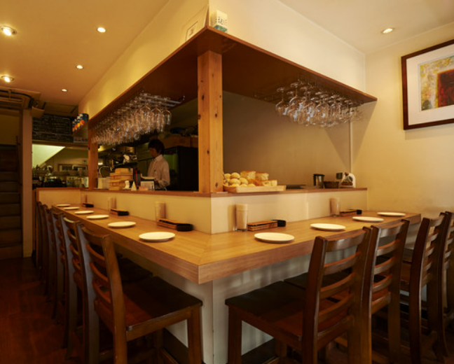 餐厅的内部是由一栋翻新的房屋打造而成，白色的墙壁和木材营造出温馨干净的氛围。