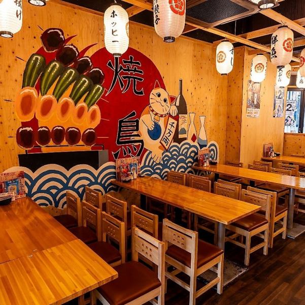 【ゆっくりくつろげるテーブル席完備◎各種ご宴会に！】明るい開放感のある店内◎ゆったり楽しめる3時間飲み放題付コースを多数ご提供しております！幹事様必見のお得なクーポンもございます。少人数の宴会、グループ飲み等に最適！お祭りの雰囲気が漂う、提灯が灯る温かい空間で、こだわりの料理とお酒をお楽しみ下さい♪