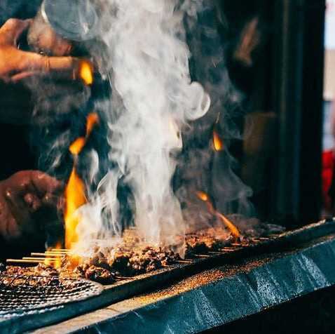 炭火で焼き上げる串焼き