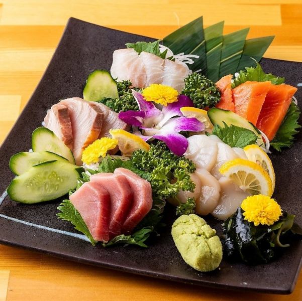 新鮮な魚介は漁港直送！「刺身盛り合わせ」でご堪能♪