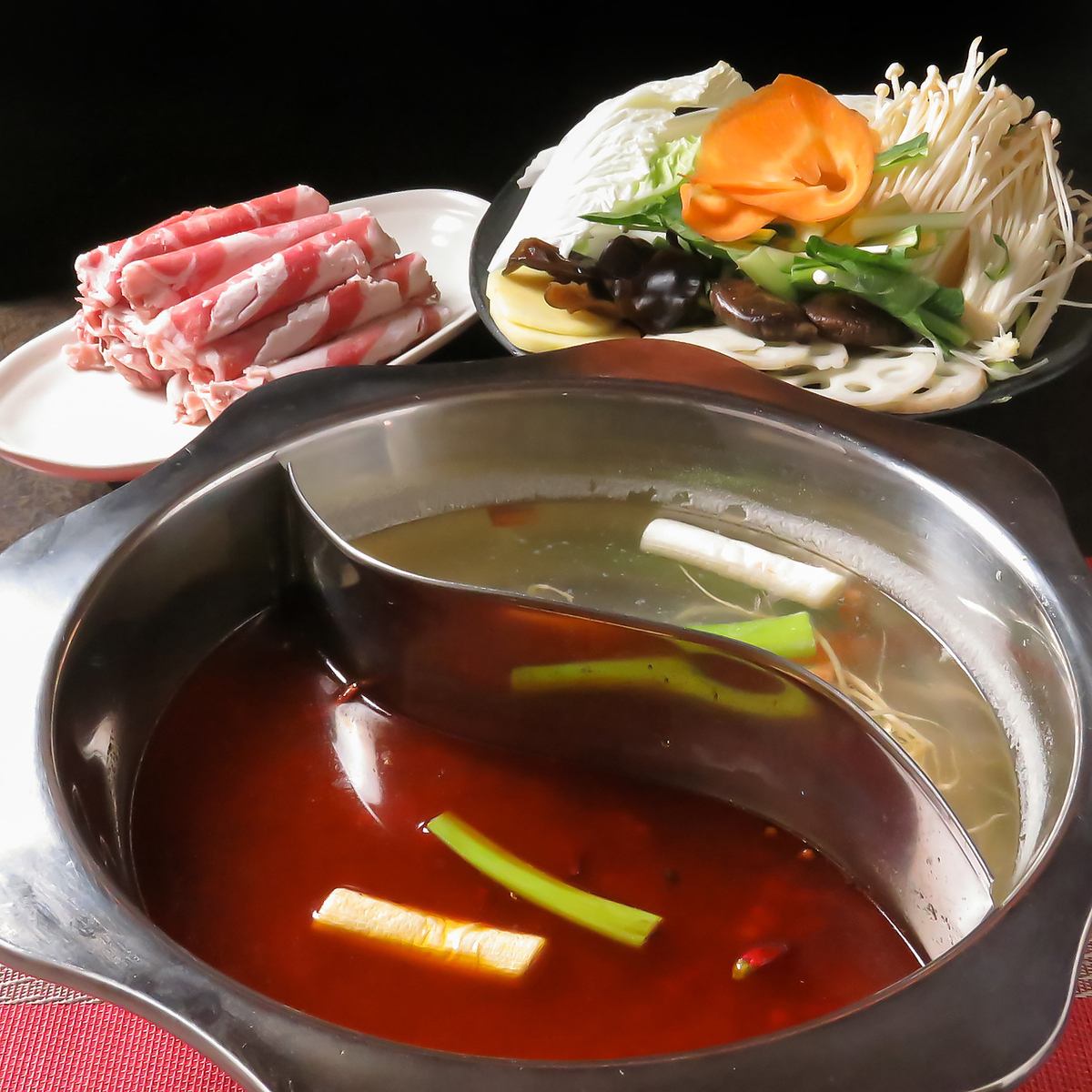 心も体も温まる絶品「四川麻辣火鍋セット」を用意！追加注文もOK