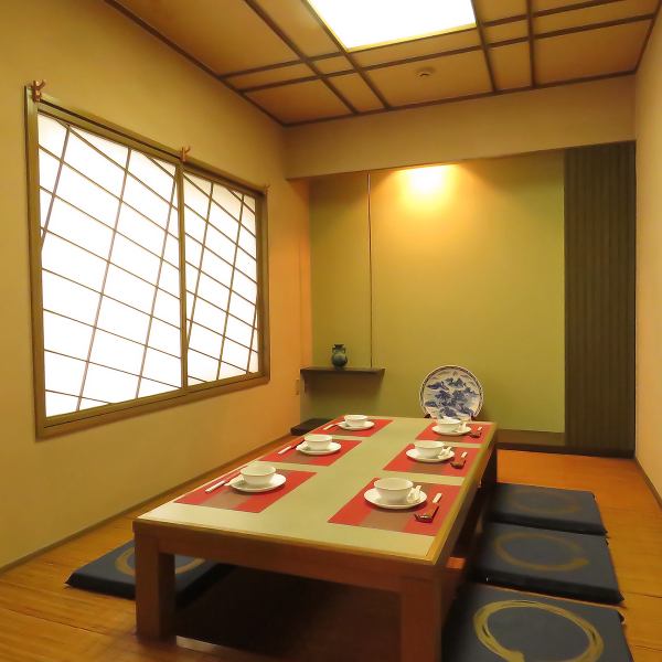 【掘りごたつ式の個室も】足を崩して、ゆっくりお寛ぎ頂ける掘りごたつのお席も完備！完全個室の空間になりますので、気の知れた仲間との宴会にはピッタリの空間◎飲み放題コースもございますので、ぜひご予約ください！