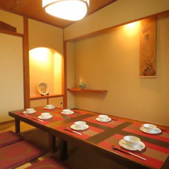 【3F】少人数のお食事から、大人数での宴会まで幅広くご利用いただけます。ゆったりとした間隔で、周りを気にせずお食事を楽しめます。