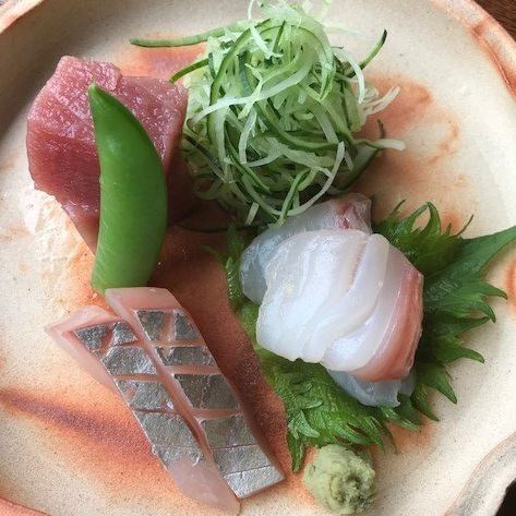 "Sashimi" that goes well with sake starts at 825 yen.The contents will vary depending on the purchase situation on that day.