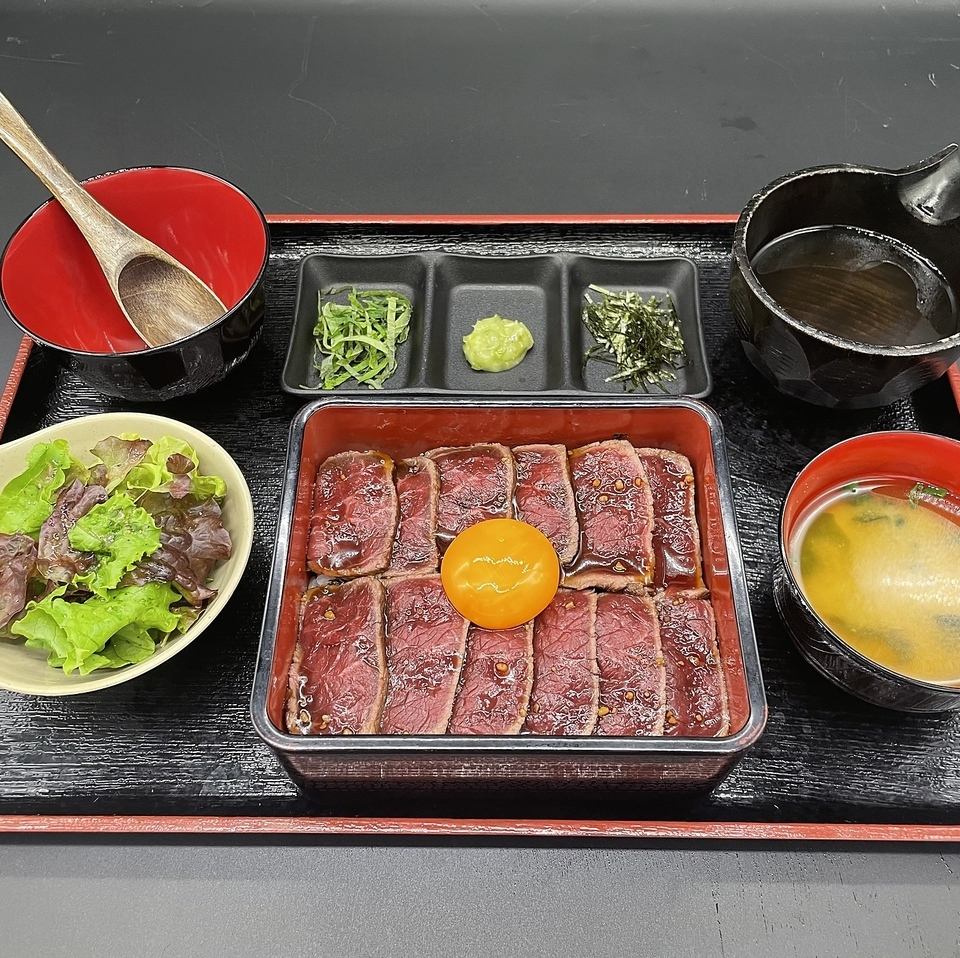 肉汁溢れる牛心特製ハンバーグ(150ｇ)などのランチメニューあり