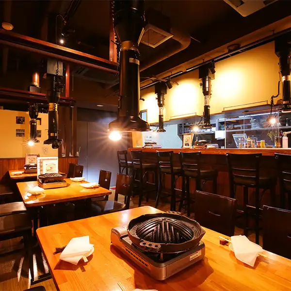 北新地駅より徒歩5分。店内はカウンター席(最大6名様まで)、テーブル席(2名~最大16名様)をご用意。ご接待・デート・女子会などに人気のテーブル席。人数やご予算に応じて貸切も可能です。お気軽に問い合わせください◎