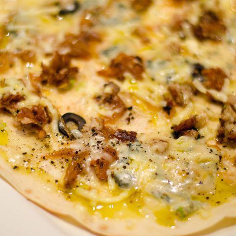 飴色玉ねぎのゴルゴンゾーラのピザ《Carmelized onion & gorgonzola》