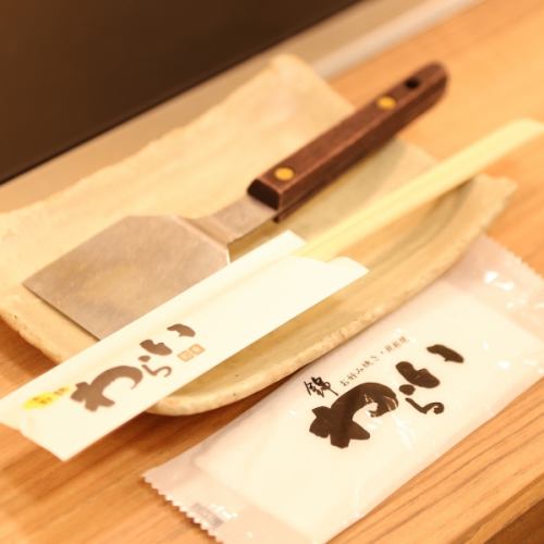 <p>京都・錦生まれのお好み焼き・鉄板焼のお店。木の温もり溢れる店内はいつも笑いが絶えない和みの空間です。粉もんグランプリで、優勝したわらい焼をはじめ、専任の担当者がその時々で美味しい食材を厳選。ランチ、定食、宴会、ニーズに合わせてお楽しみ下さい。</p>
