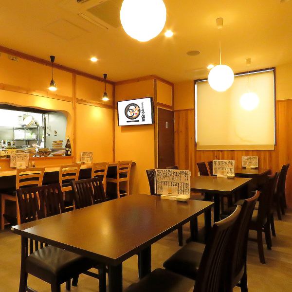 当店では、1人でも楽しめるカウンター席をご用意しております。カウンター席ならではの気軽な雰囲気で、ゆっくりとお寛ぎ頂きながら食事やお酒をお楽しみください。