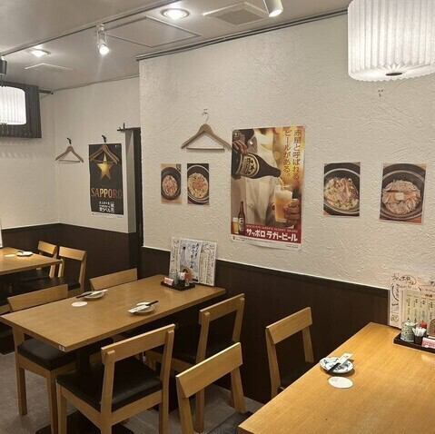 使い勝手の良い4名様用のテーブル席を4卓ご用意しております♪仕事仲間とのランチやディナー、カジュアルな会食など、様々なシーンでご利用いただけます。リーズナブルで豊富な単品料理をご用意しております！ゆったりとした空間で、新鮮な旬の食材を使った美味しい町和食を心ゆくまでご堪能ください。