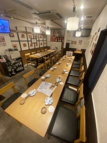 <p>店内には、最大30名様までご利用可能なテーブル席をご用意しています。和の温もりが感じられる落ち着いた空間で、旬の食材を使った一品料理と豊富な種類のお酒を、心ゆくまでお楽しみいただけます。会社宴会や歓迎会など、大切な方々とのひとときを、ゆったりとお過ごしください。</p>