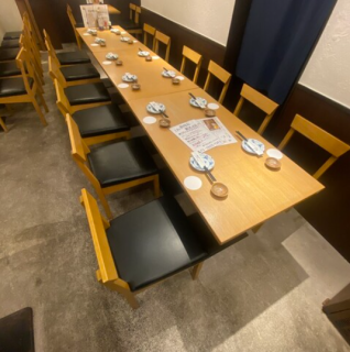 6名様テーブルを2卓ご用意。部署飲み会や気心知れた仲間との集まりにぴったりです。落ち着いた照明と和の雰囲気に包まれながら、旬の食材を使った町和食とお酒をゆっくりお楽しみいただけます。