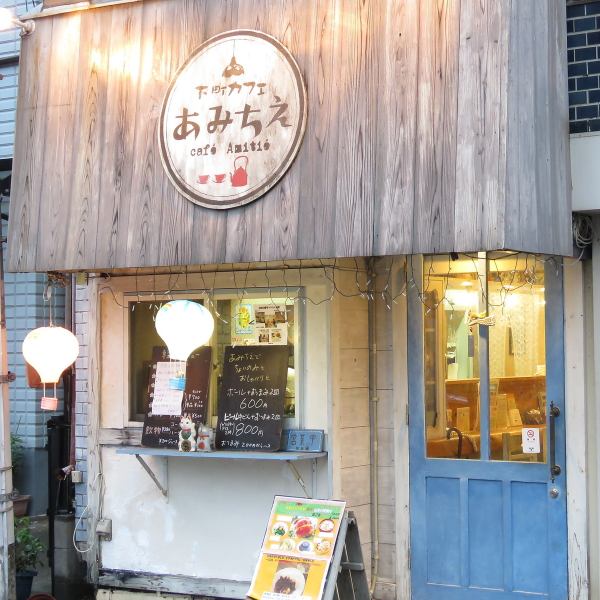 [Comfortable cafe where you can relax and relax] The restaurant, which is unified with nostalgic accessories and white, offers a space where anyone can relax and relax.At the large table in the back of the store, please enjoy a chat with various people.