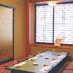 【2F】大人気のお座敷個室！2～4名様用が4室/6～8名様用が3室/10名様用が2室あり、つなげると最大52名様まで宴会OK☆ 会社宴会やお仲間同士の食事会、歓送迎会などご用命ください♪