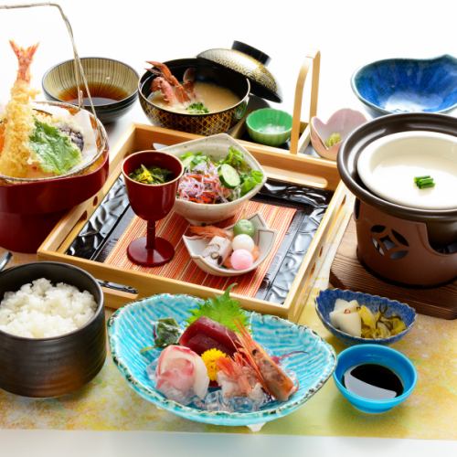 Heartwarming seasonal colors: Homemade tofu and sashimi Japanese set meal [8 dishes]