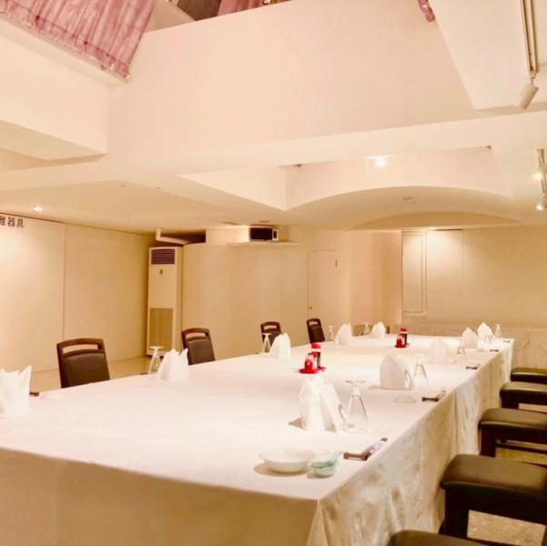 天気の良い日には天窓からの自然光が差し込み、明るく開放的な雰囲気で過ごせる「ポエム・ド・ホール」は8名～最大40名様までご利用可能。仕切ることで、12名様での会議と宴会など、同じお部屋で異なる用途にご利用いただけます。他にも多彩な宴会用会場をご用意していますので、人数やシーンに合わせてご提案いたします。