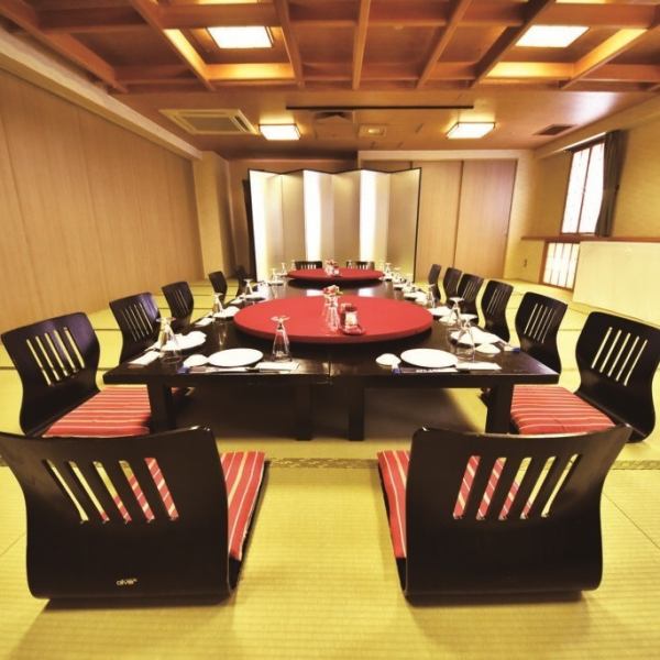 靴を脱いで寛げる、居心地の良いお座敷のお部屋もご用意しております。お子様連れのご家族や、茶話会にも大変人気です。最大60名様まで対応可能なので、会社や友人との宴会はもちろん、ご親族の集まりやご法要など、様々なシーンで安心してご利用いただけます。ゆったりとした空間で、お料理と会話をお楽しみください。
