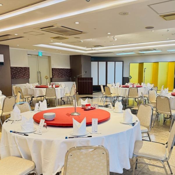 最大120名様まで収容可能な「幸多ホール」は、大人数でのイベントや大規模なご親族のお食事会などに最適な広々とした会場です。会場を仕切ることで同一会場にて会議や宴会などにも柔軟に対応可能。周りを気にせず、皆様で盛り上がりたいお集まりにぴったりです。人数や目的に応じた最適なレイアウトをご提案いたします。