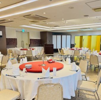 2階【幸多ホール】 30名～120名までご利用いただける宴会場となっています。お席の組み合わせによって宴会場や会議室などレイアウトが変更可能となっています。