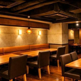 The spacious table seats are suitable for a wide range of occasions, from small drinking parties to company banquets.Surrounded by subdued lighting and the warmth of wood, you can enjoy your meal and conversation at your own pace without worrying about those around you.