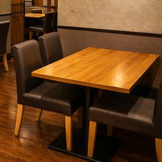 The comfortable sofa table seats are popular and allow you to relax and enjoy your meal and conversation.It is also recommended for small drinking parties, business dinners, and leisurely meals.