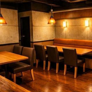 Table seating with layout that can be changed depending on the number of people.It is also ideal for group use for company banquets, launch parties, welcome and farewell parties, etc., and you can enjoy a leisurely meal in a calm atmosphere.