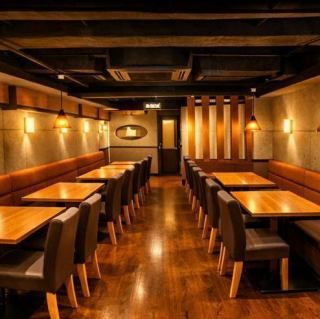 The spacious table seats are suitable for a wide range of occasions, from small drinking parties to company banquets.Surrounded by subdued lighting and the warmth of wood, you can enjoy your meal and conversation at your own pace without worrying about those around you.