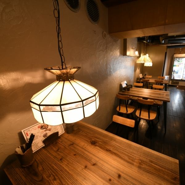 【喫煙OKの店内!!】。ゆっくり楽しみたい方におすすめな、和モダンテイストのテーブル席。店主との会話を楽しんだり、お一人様でも通いやすいカウンター席。古き文化を感じながら、令和を感じられるこだわりのお店です。