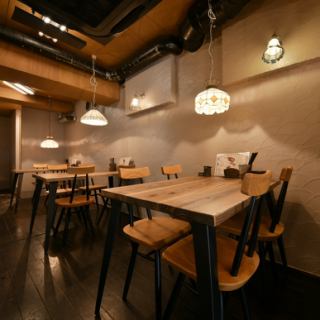 4名テーブルは3卓ございます。ゆっくり楽しみたい方向け。4テーブルつなげてのご利用も可能です！女子会や仲間内での飲み会、会社での宴会にと使い勝手バツグン！