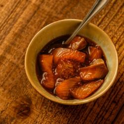 用 Ruibe 醬醃製的鮭魚和鮭魚籽