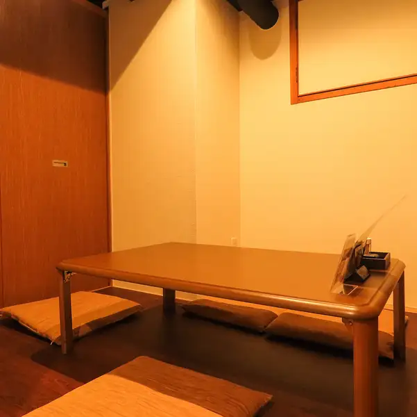 個室座敷の席は最大20名様までご利用可能です。会社宴会や各種飲み会にも最適です。店内は清潔感のある落ち着いた空間で、ゆったりとお食事をお楽しみください。