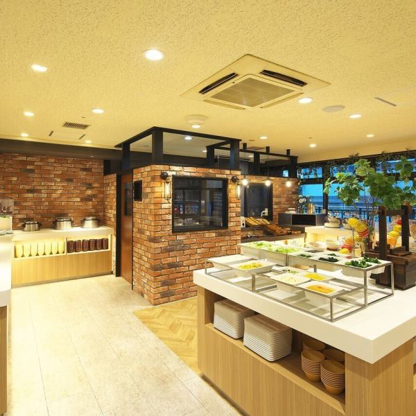 Less than 5 minutes walk from Bashamichi Station, Sakuragicho Station, and Kannai Station! A cafe restaurant on the 2nd floor of Yokohama Heiwa Plaza Hotel.You can either enter the restaurant from the elevator through the hotel lobby or from the outside stairs that lead directly to the restaurant.