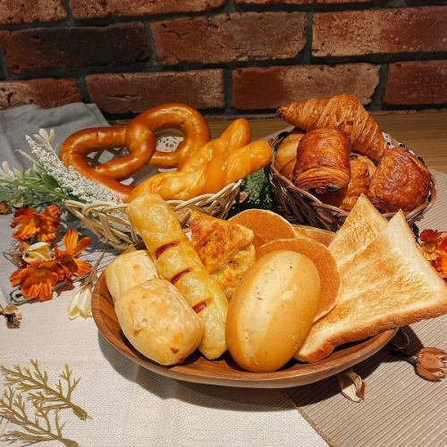 A luxurious lunch♪ All-you-can-eat freshly baked bread!