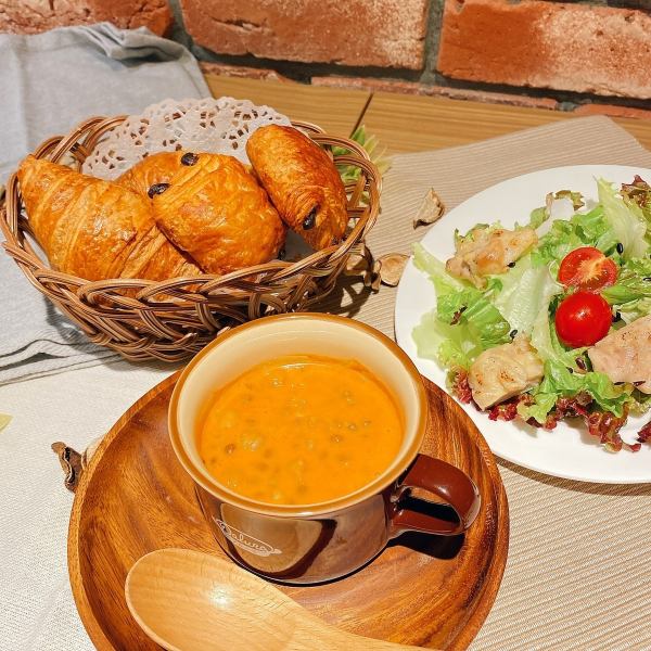 [Online only♪ Moms' get-together plan] Unlimited stay time, refillable drinks, all-you-can-eat freshly baked bread, 5 dishes