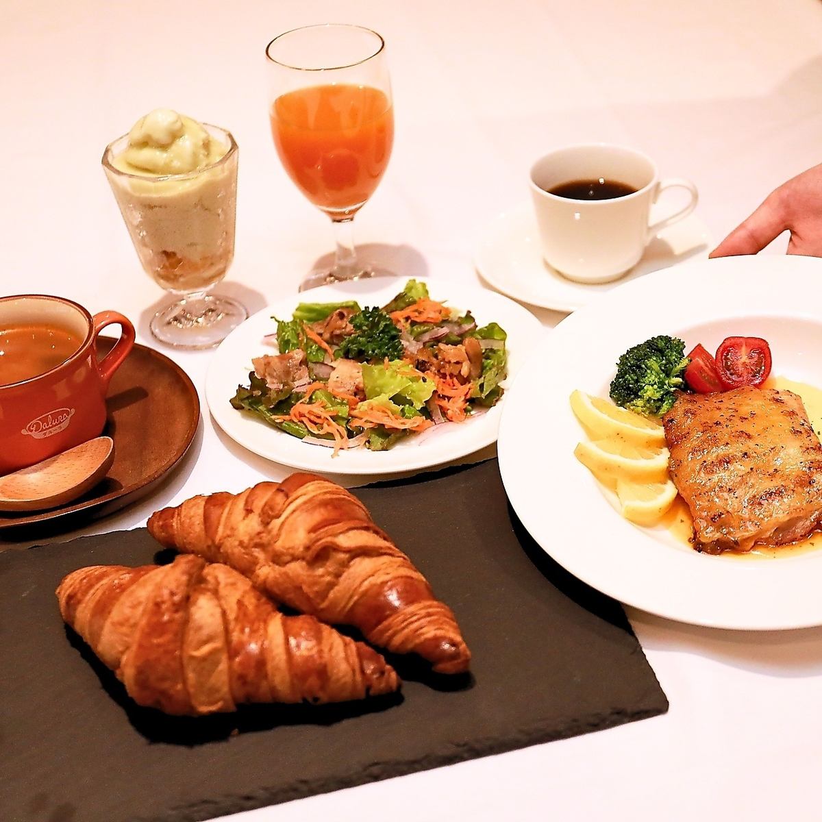 Close to the station★ Lunchtime at an open cafe restaurant with freshly baked bread and a choice of soup♪ Ladies' get-together◎