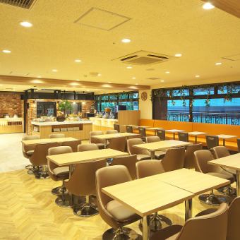 【午餐派对套餐A】15人及以上宾客可享用无限畅饮的红白起泡酒。