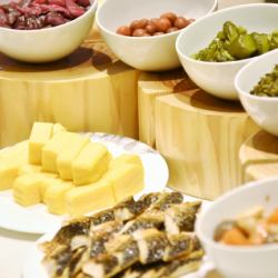 ▼メイン・ご飯など約30種を日替わりでご用意