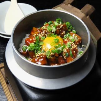 炭焼き牛タンユッケの釜飯