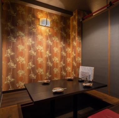 こだわりの和空間はどんなシーンにもご利用いただけると大好評。【全席個室】2名様～少人数様でも必ず個室にご案内！感染症対策も万全です。仕事帰りのサク飲み/ご友人同士での集まり/女子会etc…コスパ抜群の本格焼き鳥を味わうならぜひ【鶏兆】へ。鶏専門店こだわりの銘柄鶏を特殊焼き台で焼き上げる焼き鳥体験をどうぞ！