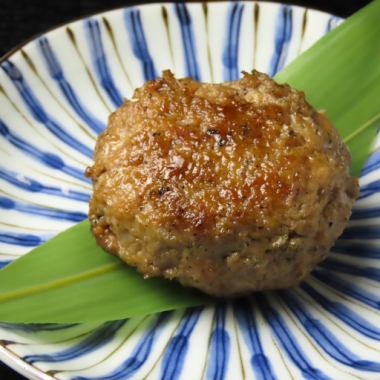【鶏専門店こだわりの風味】！高知の高級備長炭で炭火焼きした大山鶏のつくね。特殊焼き台で仕上げます！